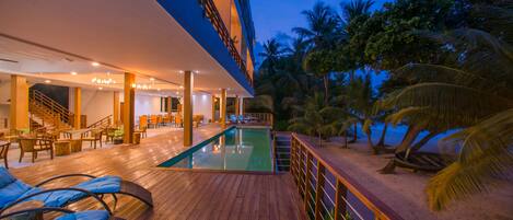 Piscina coperta, lettini