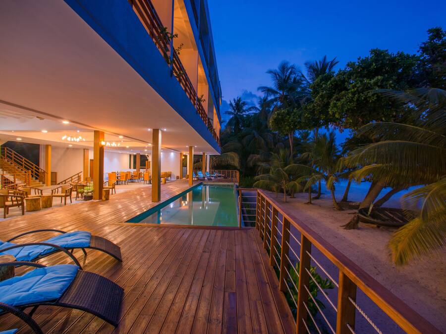 Indoor pool, sun loungers