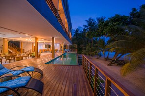 Piscine couverte, chaises longues