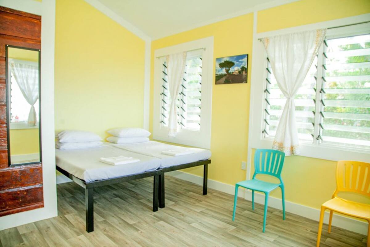 Kamar Double Standar, kamar mandi umum | Meja kerja, tirai kedap cahaya, dan setrika/meja setrika