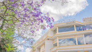 Un edificio de varios pisos con un letrero que dice "Nice Dream Hotel".