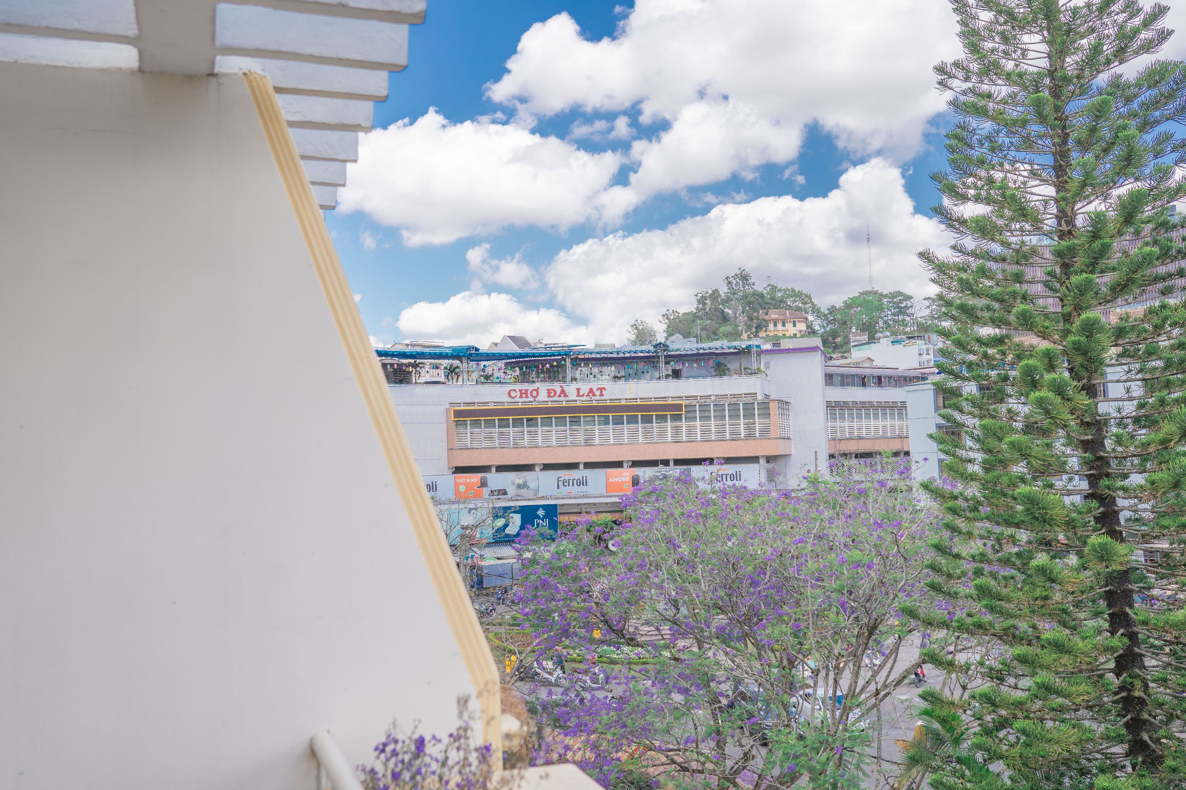 Un bâtiment dont la façade porte une enseigne indiquant « CHO RA LAT » et « Ferrol ».