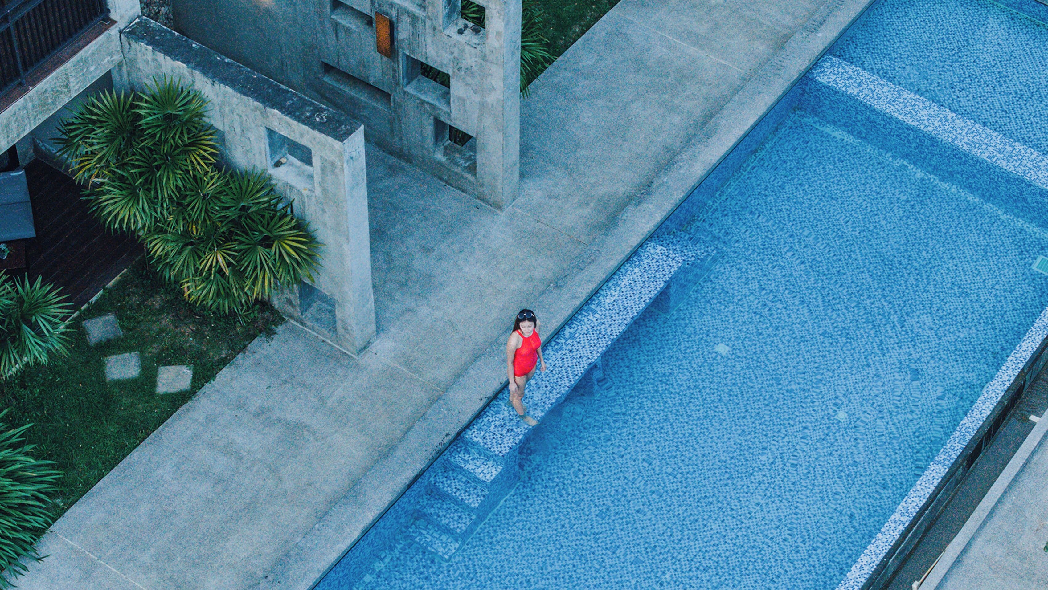 Una piscina al aire libre