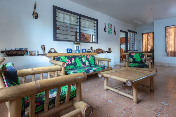 En 21-tommers TV med kabel-kanaler