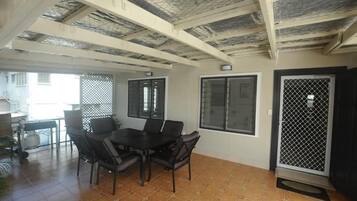 تناول الطعام بالخارج