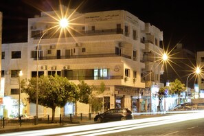 Fachada de la propiedad por la tarde o noche