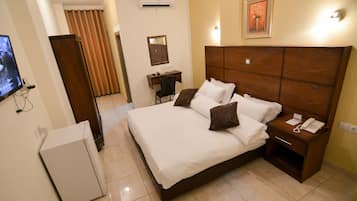 In-room safe, blackout drapes, free WiFi