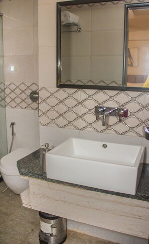 Studio Superior, 1 Tempat Tidur Double, pemandangan kebun | Kamar mandi | Shower, perlengkapan mandi gratis, pengering rambut, dan handuk
