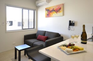 Appartement Deluxe, 1 chambre | Coin séjour | Télévision à écran plat de 50 pouces avec chaînes numériques, télévision