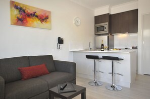 أغطية فراش متميزة ومكتب وستائر تعتيم وتجهيزات عازلة للصوت