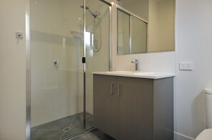 Deluxe One Bedroom King Apartment  | Bathroom - Northpoint Motel (Harlaxton)