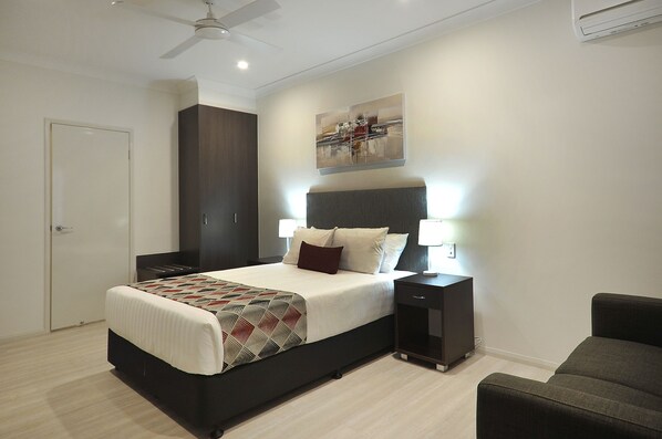 أغطية فراش متميزة ومكتب وستائر تعتيم وتجهيزات عازلة للصوت