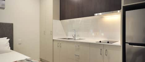 Studio (Spacious Twin Studio Apartment ) | Coin cuisine privé | Grand réfrigérateur, micro-ondes, plaque de cuisson