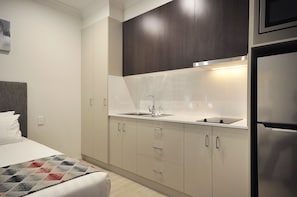 Estudio (Spacious Twin Studio Apartment ) | Cocineta privada | Refrigerador con congelador, microondas y parrilla de estufa 