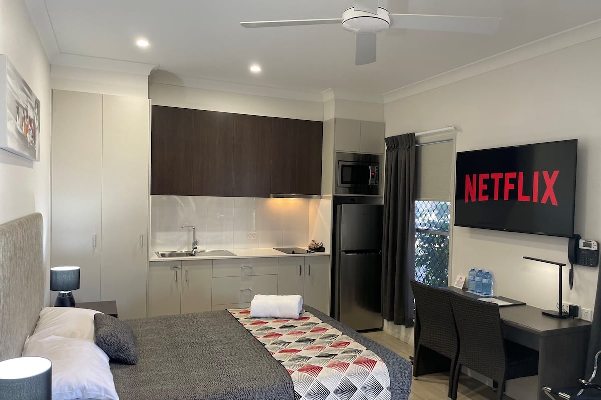 开间 (Spacious Twin Studio Apartment ) | 高档床上用品、办公桌、遮光窗帘、隔音