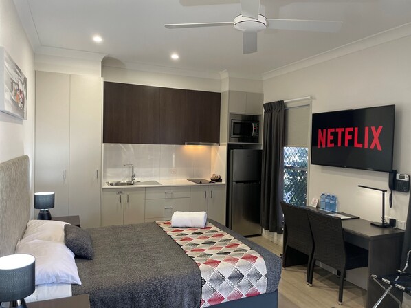Estudio (Spacious Twin Studio Apartment ) | Ropa de cama de alta calidad, escritorio y cortinas blackout 