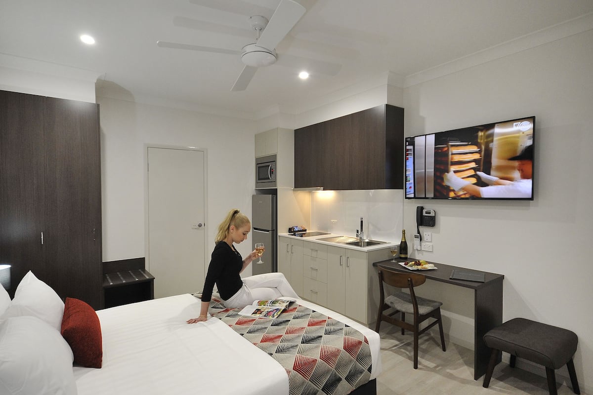 Deluxe studio | Luxe beddengoed, een bureau, verduisterende gordijnen