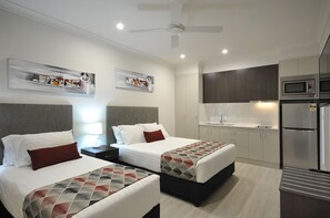 สตูดิโอ (Spacious Twin Studio Apartment ) | บริเวณนั่งเล่น | ทีวีจอแบน 50 นิ้ว พร้อมช่องดิจิตอล, ทีวี