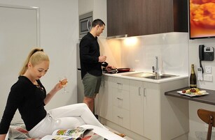 Estúdio superior | Roupas de cama premium, escrivaninha, cortinas blackout