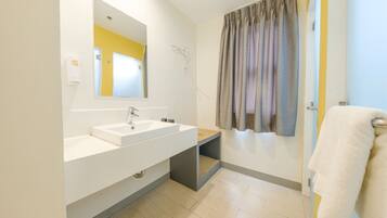 Shower, rainfall showerhead, free toiletries, hair dryer