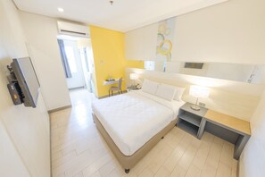 In-room safe, desk, laptop workspace, iron/ironing board - Go Hotels Lanang - Davao (Davao)