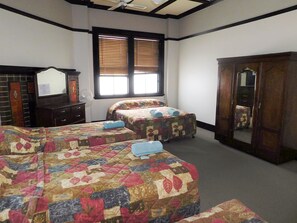 Chambre Familiale, salle de bains commune