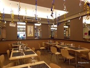 Serveert ontbijt, lunch, diner, Filipijnse gerechten