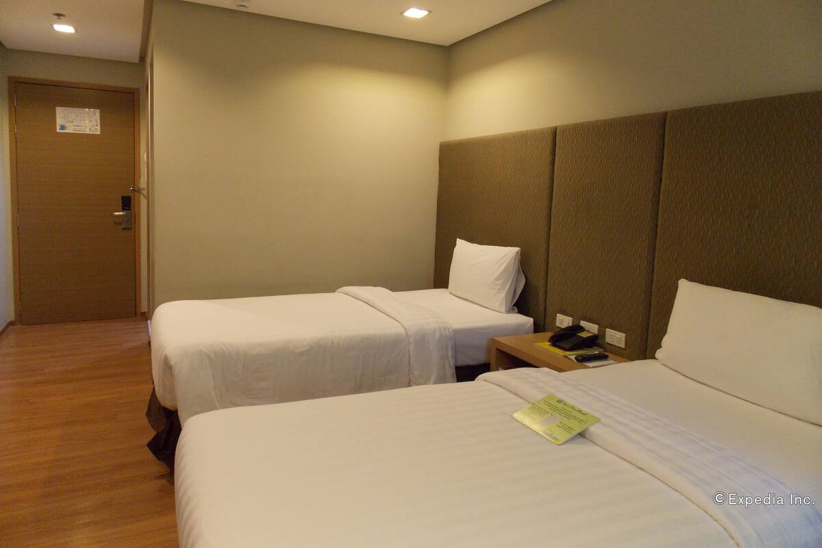 Desk, soundproofing, free WiFi, bed sheets