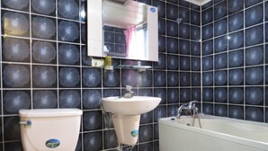 A bathroom with a toilet, sink, and bathtub. - Chantai Hotel (Hualien City)