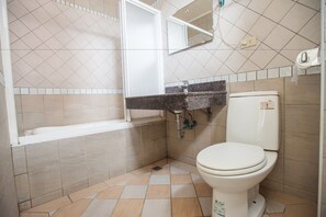 Business Quadruple Room | Bathroom | Rainfall showerhead, free toiletries, hair dryer, slippers - Chantai Hotel (Hualien City)