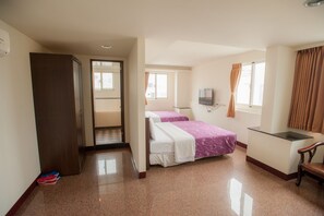 Deluxe Quadruple Room | Blackout drapes, free WiFi, bed sheets - Chantai Hotel (Hualien City)