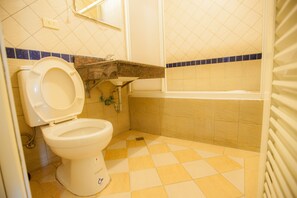 Deluxe Quadruple Room | Bathroom