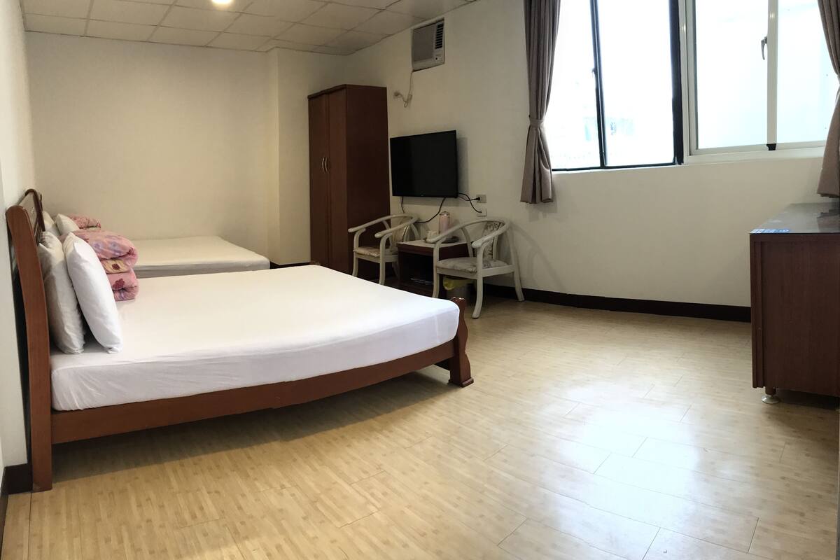 Chambre Quadruple Économique | Rideaux occultants, Wi-Fi gratuit, draps fournis