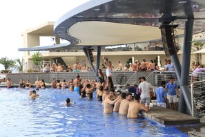 Bar au bord de la piscine