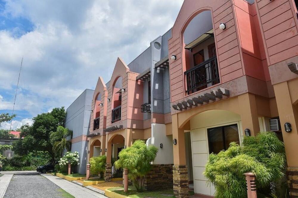 Manora Apartments and Guest House