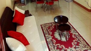 Leilighet, 3 soverom (Furnished) | Oppholdsrom | En 32-tommers LCD-TV med kabel-kanaler samt TV og DVD-spiller