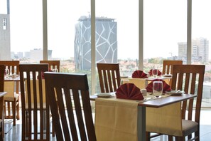 Menyajikan hidangan lokal dan internasional