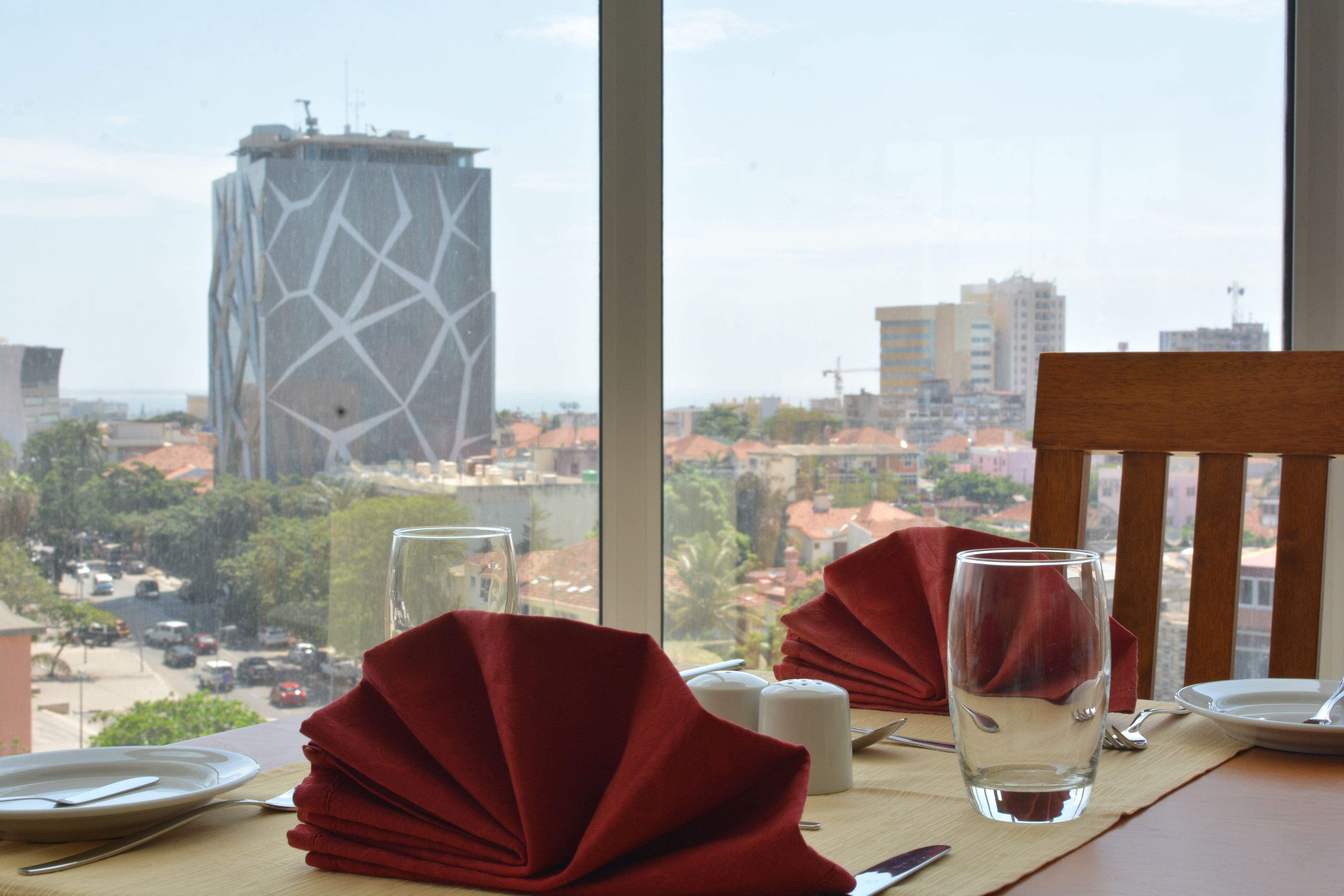 Se sirven desayunos, almuerzos, cenas y cocina local e internacional 