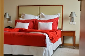 Suite | In-room safe, desk, blackout drapes, rollaway beds - Loanda Hotel (Luanda)