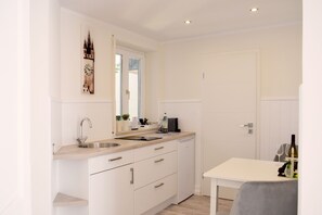 Bayerwald-Suite, Balkon mit Gardenblick | Essbereich im Zimmer