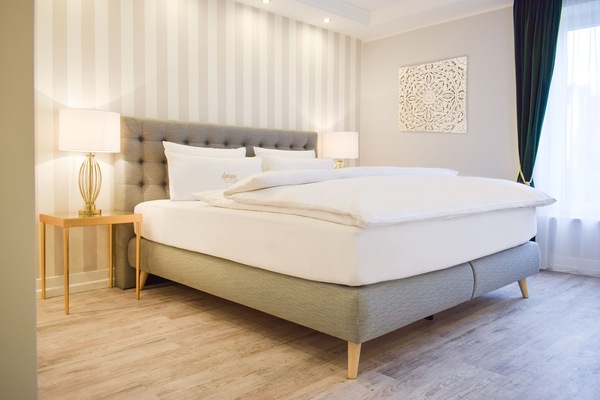 Desk, soundproofing, free WiFi, bed sheets