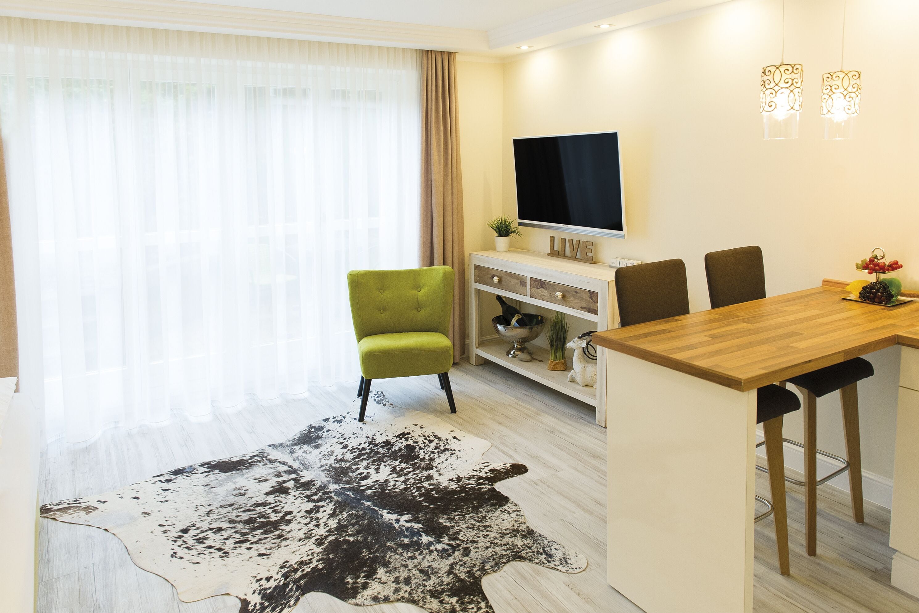 Landhaus Suite, Terasse mit Gartenblick | Wohnbereich | 55-Zoll-Flachbildfernseher mit Kabelempfang, Fernseher