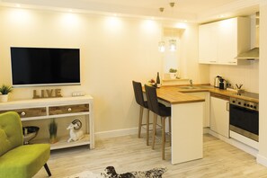 Leilighet, terrasse | Eget tekjøkken | Kjøleskap, ovn, kokeplater og espressomaskin