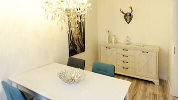 Grand Suite, Balkon mit Gartenblick | Essbereich im Zimmer