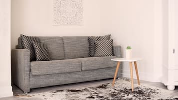 Bayerwald-Suite, Balkon mit Gardenblick | Wohnbereich | 55-Zoll-Flachbildfernseher mit Kabelempfang, Fernseher