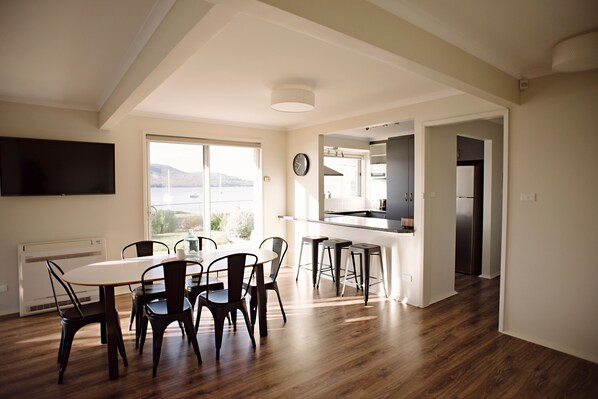 Casa, 3 habitaciones, vista a la bahía | Servicio a la habitación