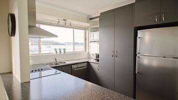 Waterfront Holiday Home - Esplanade 54 | Private kitchen | Fridge, microwave, oven, stovetop