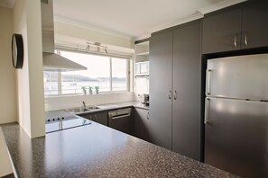 Casa, 3 habitaciones, vista a la bahía | Cocina privada | Refrigerador, microondas, horno y parrilla de estufa
