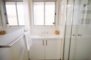 Waterfront Holiday Home - Esplanade 54 | Bathroom | Shower, hair dryer