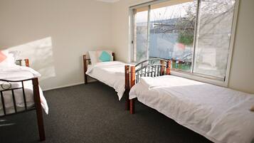 Waterfront Holiday Home - Esplanade 54 | 3 bedrooms, premium bedding, iron/ironing board, free cribs/infant beds